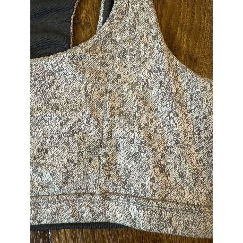 GymShark‎ Womens Sports Bra Medium Dry Management Gray Discontinued Ladies Top